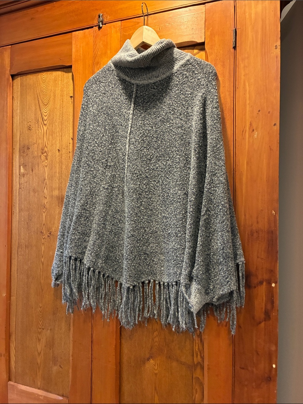 10/25$ 🧁 Cozy Gray Turtleneck Fringe Poncho